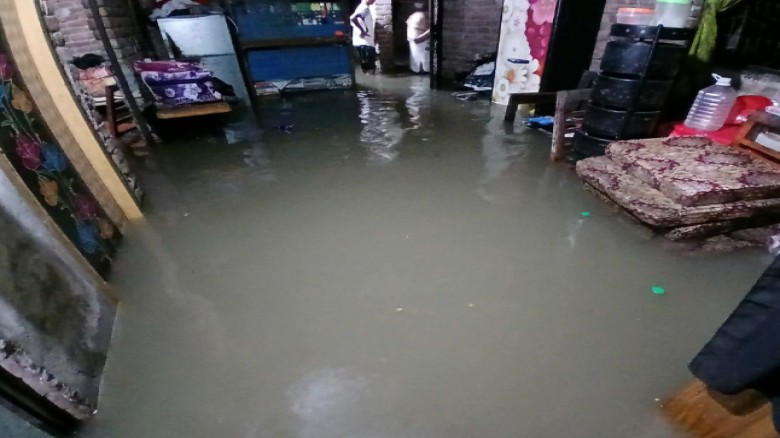 চাঁপাইনবাবগঞ্জে রেকর্ড বৃষ্টিতে ডুবে গেছে ফসল, বিপাকে পড়েছেন