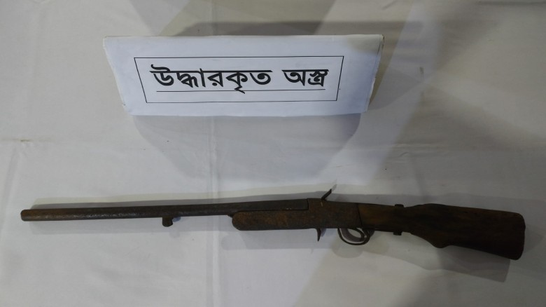 বাঁশখালীতে সেনাবাহিনীর অভিযানে অস্ত্র উদ্ধার।