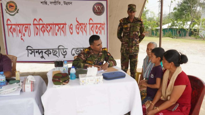 খাগড়াছড়িতে সেনাবাহিনীর বিনামূল্যে চিকিৎসা ক্যাম্প, নগদ অর্থস