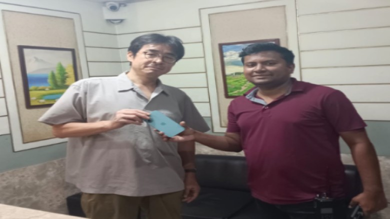 দুই ঘণ্টায় জাপানি নাগরিকের হারানো আইফোন উদ্ধার করল কোতোয়ালী 