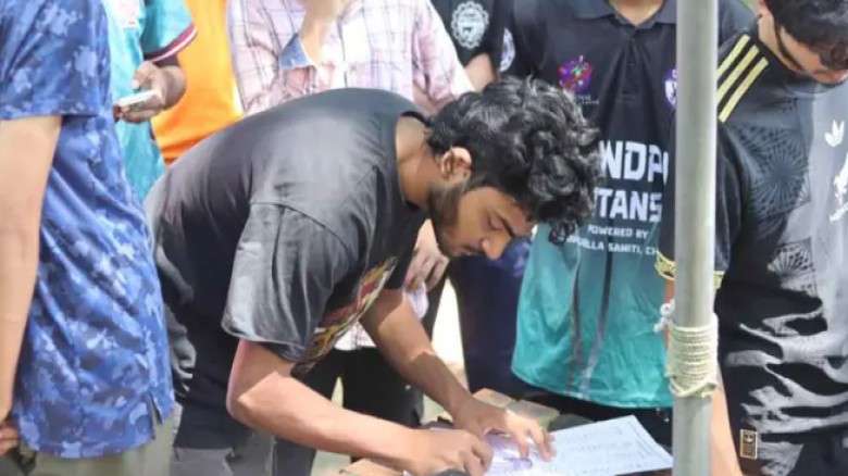 চুয়েটে সাবেক ভিসিকে পুনর্বহালের দাবিতে গণস্বাক্ষর