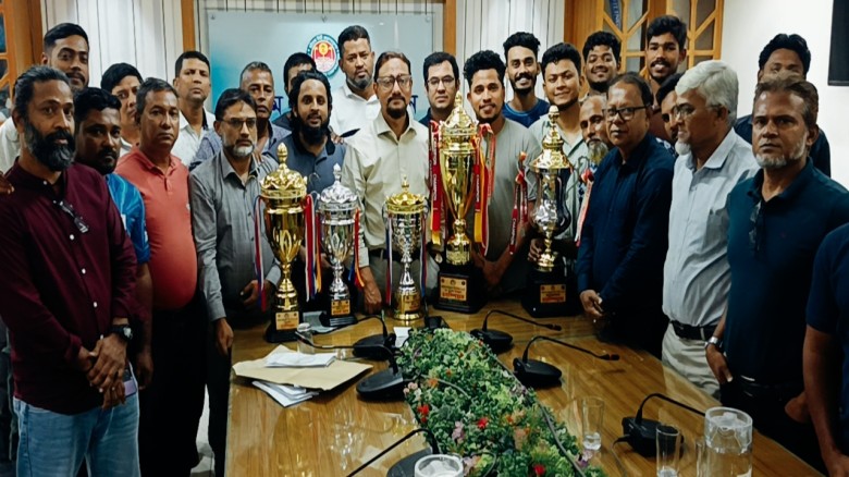 চব্বিশের গণঅভ্যুত্থান ক্রীড়া উৎসবে  খেলোয়াড়দের মেয়রের সঙ্গে 
