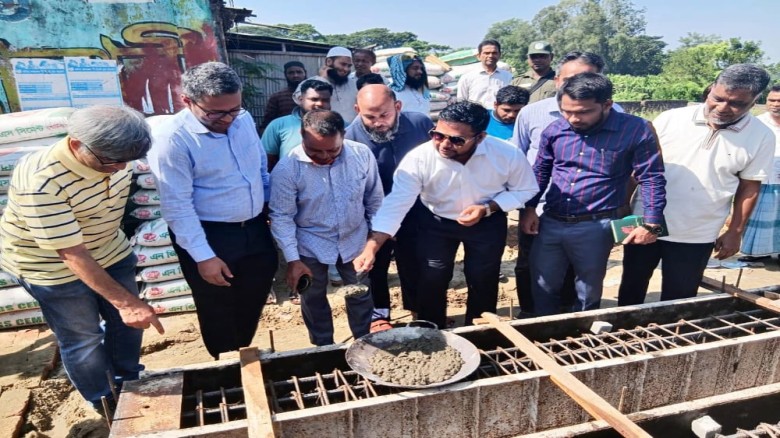 হাটহাজারীতে দোয়া-মোনাজাতের মধ্য দিয়ে মডেল মসজিদ নির্মাণকাজের আনুষ্ঠানিক উদ্বোধন...
