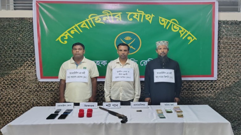 বোয়ালখালীতে সেনাবাহিনীর অভিযানে অস্ত্রসহ ৩ জন আটক