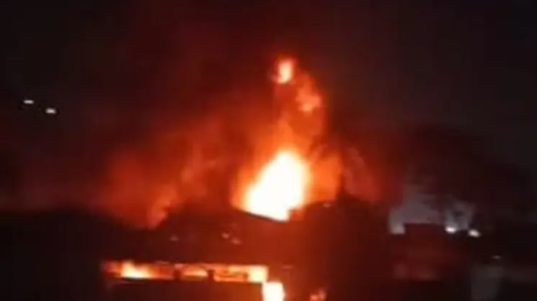 কালুরঘাটে পোশাক কারখানার গোডাউনে আগুন