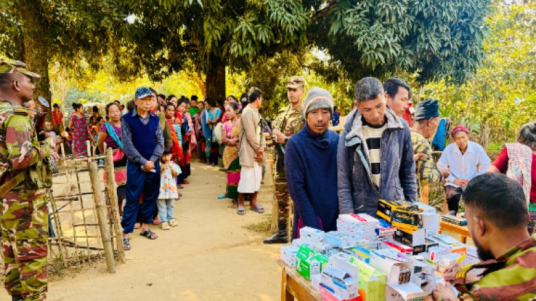 দূর্গম বব্রুবাহন হেডম্যান পাড়ায় সেনাবাহিনীর চিকিৎসা ক্যাম্
