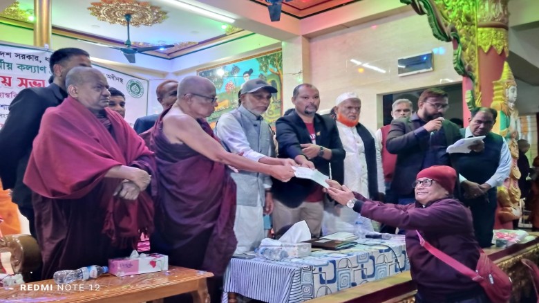 বোয়ালখালীতে বৌদ্ধ ধর্মীয় কল্যাণ ট্রাস্টের  উদ্যোগে ৩২ টি চেক