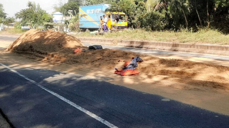 ঢাকা-চট্টগ্রাম মহাসড়কে বালুর স্তূপ দুর্ঘটনার আশঙ্কা