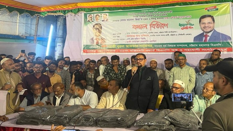 বক্সির হাট ওয়ার্ডে কম্বল বিতরণকালে ডা. শাহাদাত হোসেন