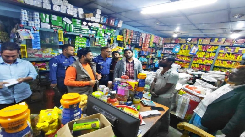 হাটহাজারীতে মোবাইল কোর্ট অভিযান: ভেজাল পণ্য অবৈধ পার্কিং ও ফ