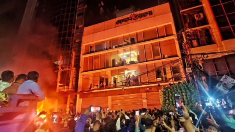 প্রথম আলো-ডেইলি স্টারে অগ্নিসংযোগ ঘটনাস্থলে সেনা মোতায়েন