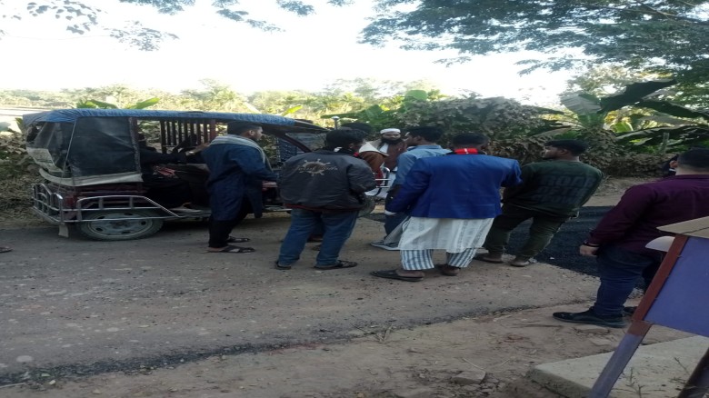 রামুর কাউয়ারখোপে সড়ক বন্ধ রেখে কার্পেটিং কাজ: চরম ভোগান্তিতে এলাকাবাসী...