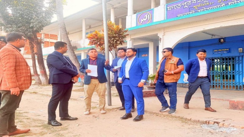 হাটহাজারীতে দুই ভোটকেন্দ্র পরিদর্শন করলেন জেলা প্রশাসক