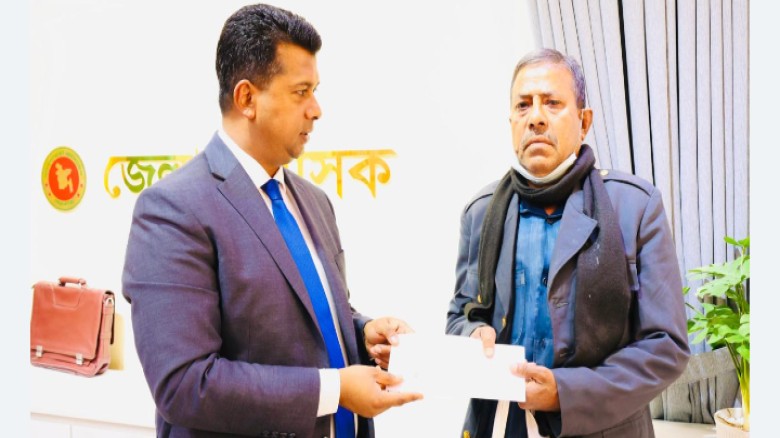 অসুস্থ শিক্ষক ও অসহায় কলেজছাত্রের পাশে দাঁড়ালেন চট্টগ্রামের 
