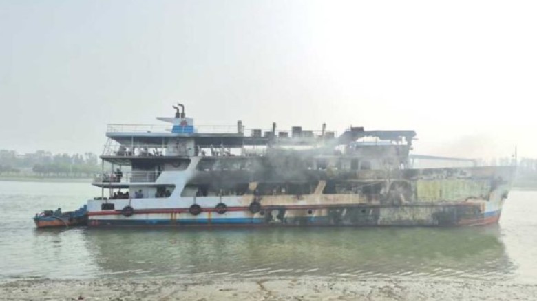 কক্সবাজারে নোঙর করা সেন্টমার্টিনগামী জাহাজে আগুন, নিহত ১