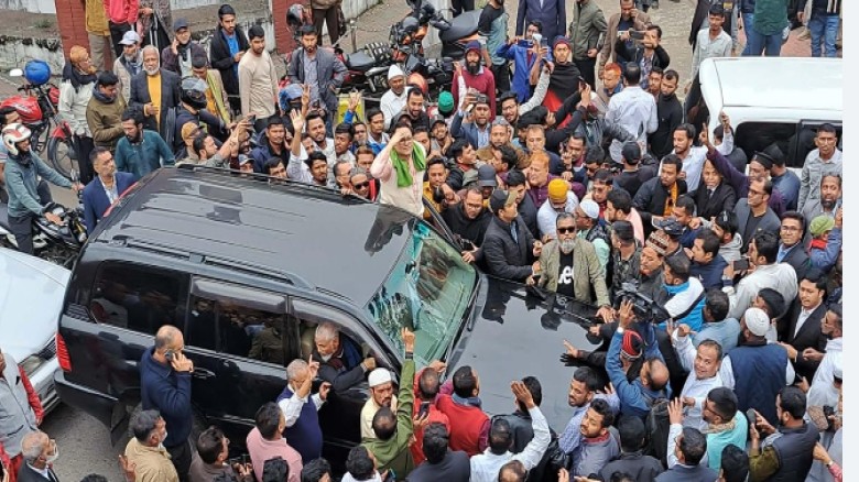 চট্টগ্রাম-১০ : দলবল নিয়ে মনোনয়নপত্র জমা দিতে গেলেন বিএনপি প্রার্থী...