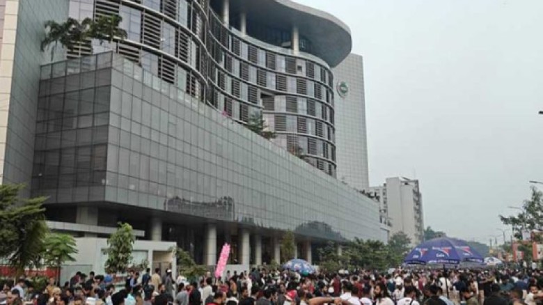 এনইআইআর চালুর প্রতিবাদে বিটিআরসি কার্যালয়ে মোবাইল ব্যবসায়ীদের হামলা...