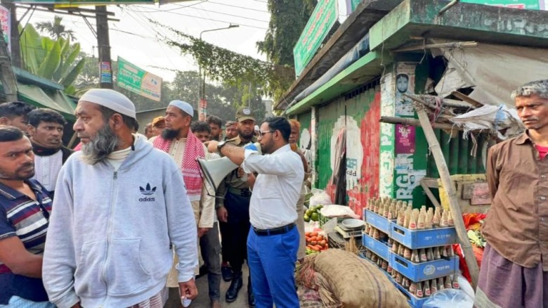 হাটহাজারী চৌধুরীরহাটের যানজট নিরসনে সড়কের উপর বাজার নিষিদ্ধ