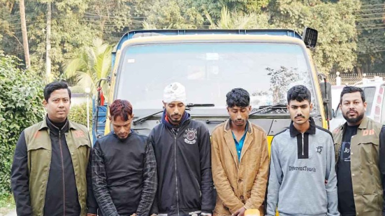 দেশীয় অস্ত্রসহ কুমিল্লায় ডিবির হাতে গরু ডাকাত চক্রের ৪ সদস্য