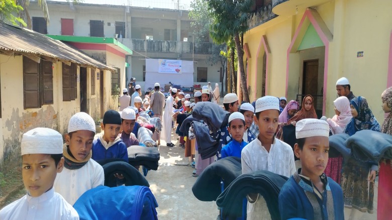 বাঁশখালীতে এতিম অসহায় মাদরাসা শিক্ষার্থীদের মাঝে কম্বল বিতরণ