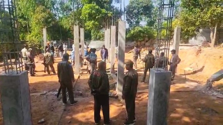 বাঁশখালীতে সরকারি জায়গা দখল করে বাড়ি নির্মাণ ভেঙে গুঁড়িয়ে দিল প্রশাসন...