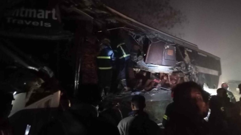 মীরসরাইয়ে দাঁড়িয়ে থাকা ট্রাকে বাসের ধাক্কা নৌবাহিনীর সদস্যসহ