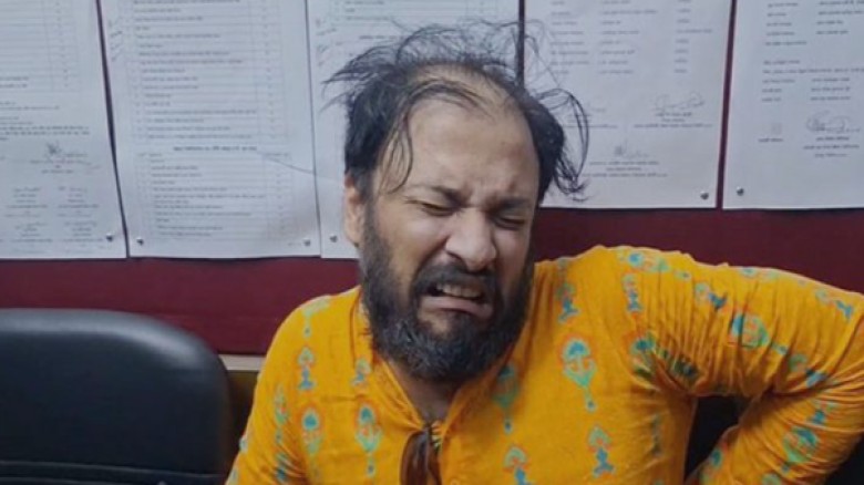 চবিতে শিক্ষার্থীদের হাতে আওয়ামীপন্থি শিক্ষক আটক