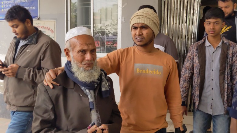 মিরসরাইয়ে ব্যাংক থেকে বের হতেই কৌশলে লাখ টাকা ছিনতাই...