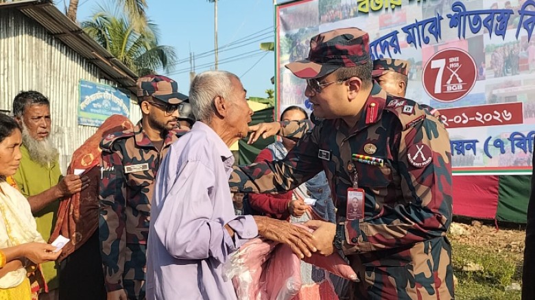 বিনামূল্যে চিকিৎসা সেবা তীব্র শীতে বিপর্যস্ত মানুষের মাঝে শী