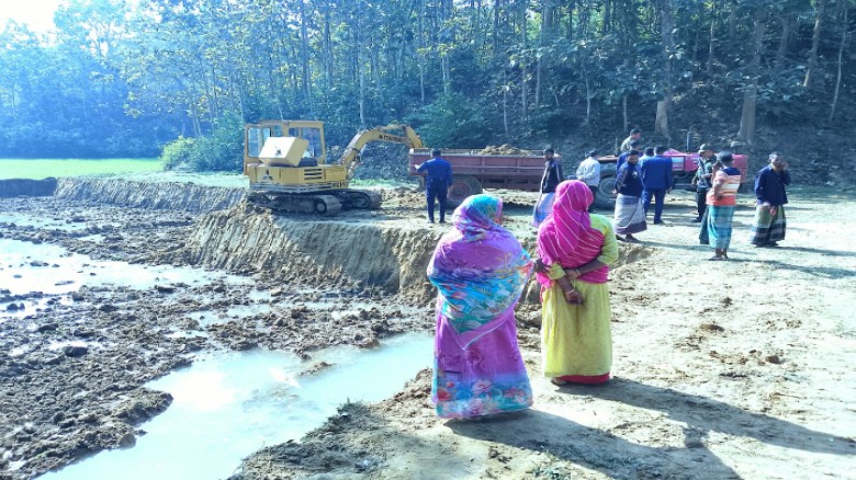দীঘিনালায় অবৈধভাবে ফসলি জমির টপ সয়েল কেটে বিক্রি করায় এক ল