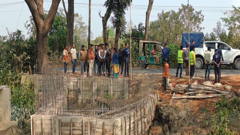 বোয়ালখালীতে অবৈধ ব্রিজ নির্মাণ বন্ধ করলেন ইউএনও