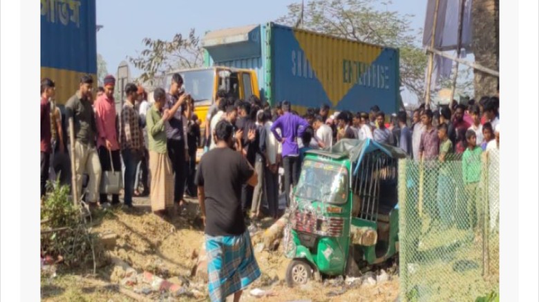 মিরসরাইয়ে দাঁড়িয়ে থাকা অটোরিকশার পেছনে ট্রাকের ধাক্কায় নিহত ২, আহত ৩...