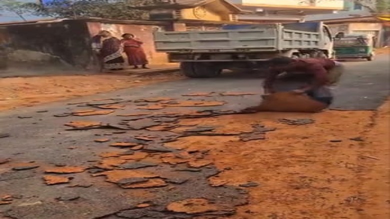 লোহাগাড়ায় হাতের টানেই উঠে আসে রাস্তার কার্পেটিং