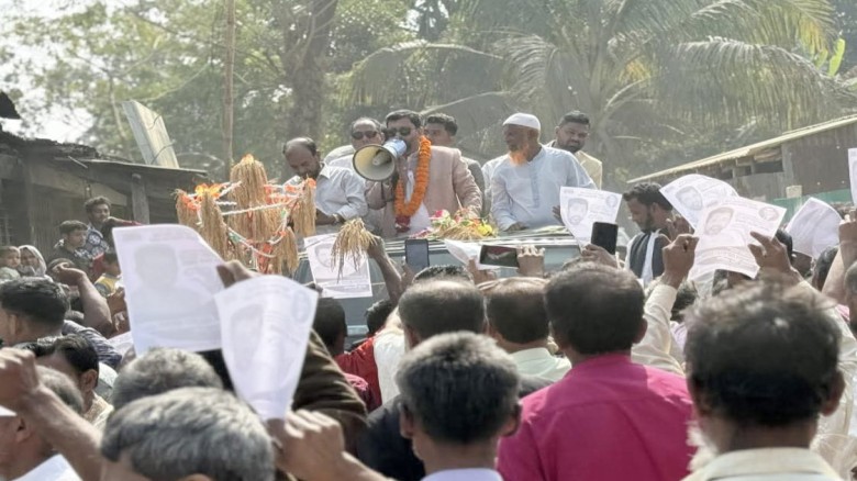 মাটি বালু খেকো ও সন্ত্রাসীদের স্থান লোহাগাড়ায় হবে নাজমুল মোস