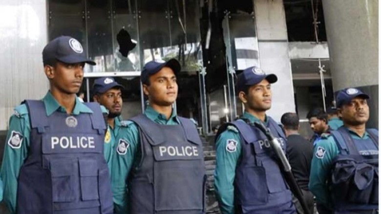ডেইলি স্টার ও প্রথম আলো কার্যালয়ে পুলিশের কড়া নিরাপত্তা