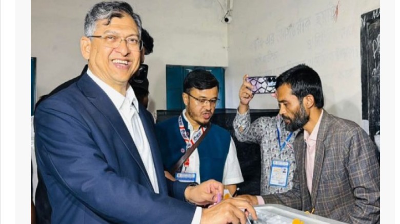 ভোট দিলেন সালাহউদ্দিন আহমদ