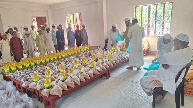 বাঁশখালীতে বাইতুল ইরফান আদর্শ মাদ্রাসার উদ্যোগে ইফতার সামগ্র