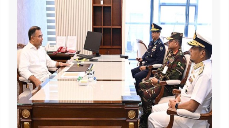 প্রধানমন্ত্রীর সঙ্গে তিন বাহিনীর প্রধানের সাক্ষাৎ