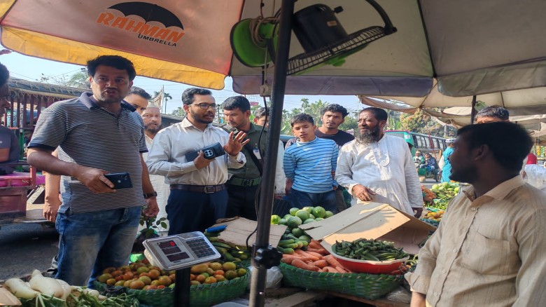 বাজারে লাগাম ধরতে বাঁশখালীতে মোবাইল কোর্ট: ৭ ব্যবসায়ীকে জরিম