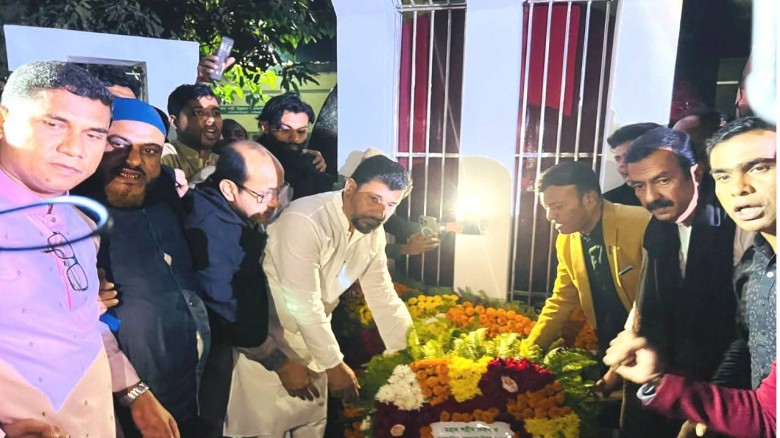 লোহাগাড়ায় একুশের প্রথম প্রহরে  শহীদ মিনারে উপজেলা বিএনপির শ্