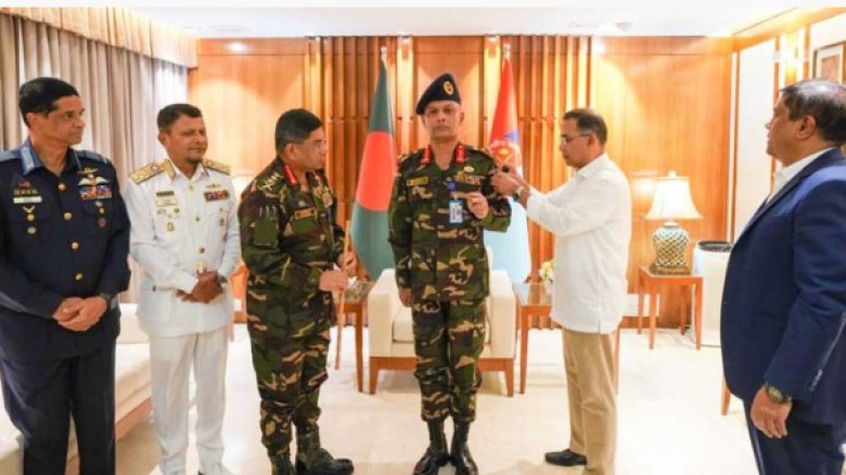 পদোন্নতিপ্রাপ্ত দুই সেনা কর্মকর্তাকে র‍্যাংক ব্যাজ পরিয়ে দিল