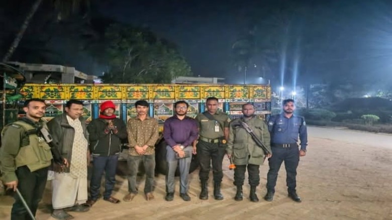 বাঁশখালীতে গভীর রাতে অবৈধ মাটি কাটায় ৩ জনের কারাদণ্ড