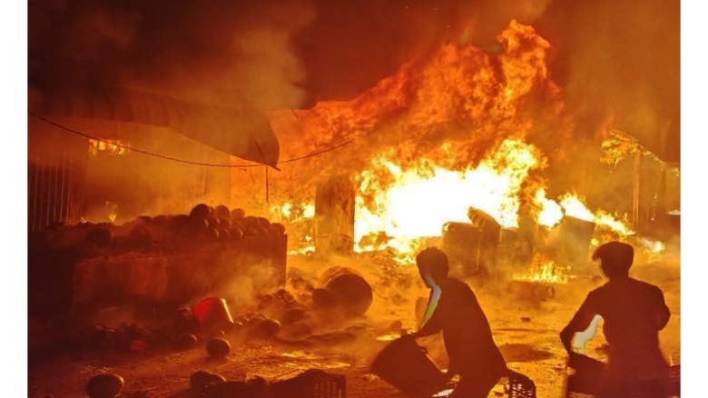 ফটিকছড়িতে আগুনে পুড়ল ৮ দোকান, আহত ১