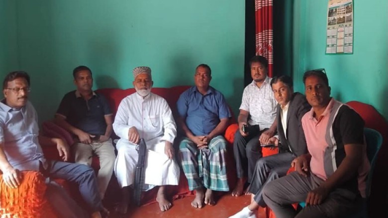 শটগান হাতে অসুস্থ কর্মীকে দেখতে গেলেন বিএনপি নেতা!