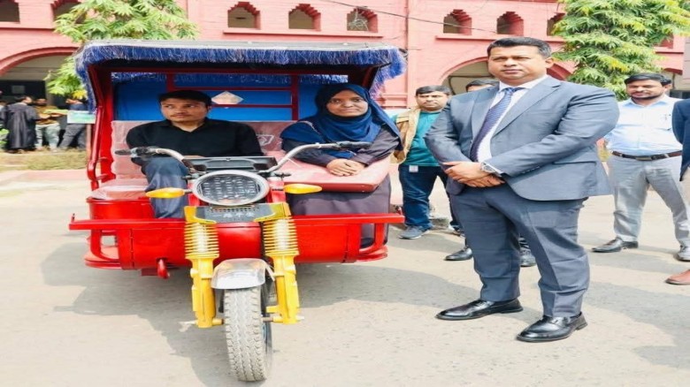 অটো রিকশা পেয়ে সাইরা- শহিদুল প্রতিবন্ধী দম্পতি