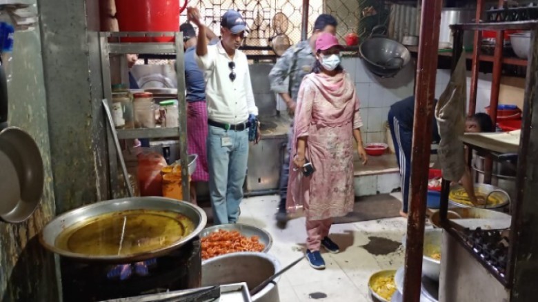 চট্টগ্রামে অস্বাস্থ্যকর পরিবেশে ইফতারি তৈরি, লাখ টাকা জরিমানা...