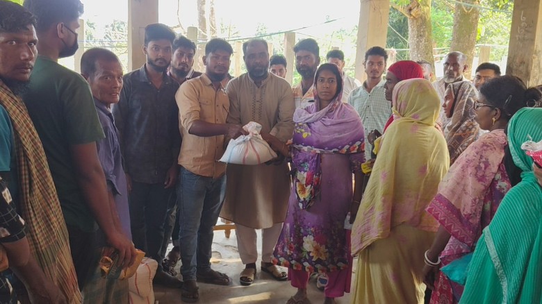 বাঘাইছড়িতে কাচালং ট্রেডার্সের উদ্যোগে অসহায়দের মাঝে চাল বিতর