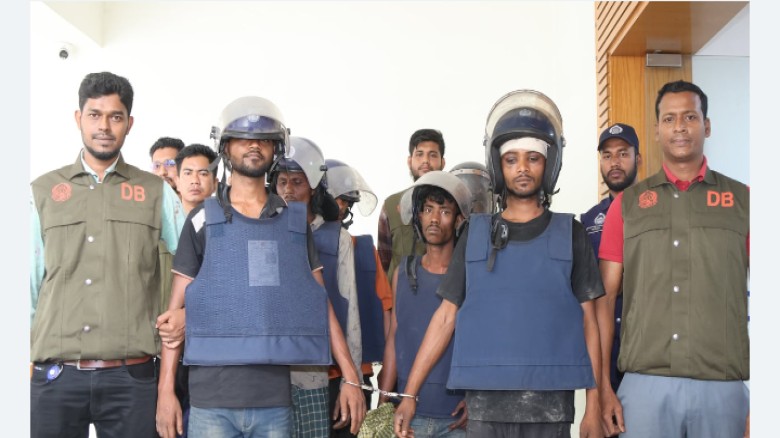 চট্টগ্রামে ডাকাত চক্রের ৯ সদস্য গ্রেপ্তার, লুণ্ঠিত মালামাল উ