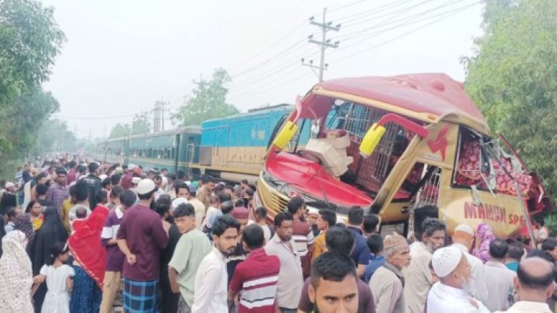 কুমিল্লায় বাসের সঙ্গে ট্রেনের সংঘর্ষে নিহত ১২, তদন্তে তিন কম