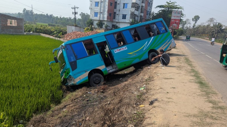 চন্দনাইশে নিয়ন্ত্রণ হারিয়ে যাত্রীবাহী বাস খাদে: হেলপারসহ আহত